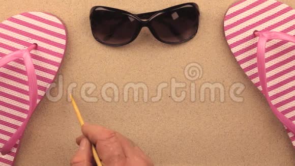 爱用手写在沙滩上的铭文在海滩的配饰中标志和符号娱乐视频的预览图