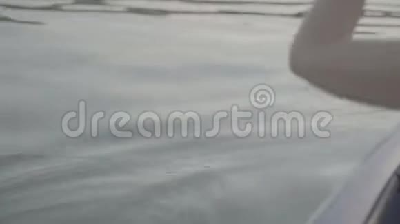 划船划桨的女孩视频的预览图
