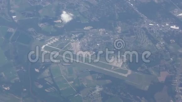 从高处看到的机场视频的预览图
