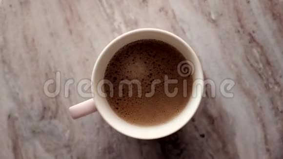早晨的咖啡杯牛奶放在大理石石板上热饮放在桌子上上面的食物图片和食谱视频的预览图