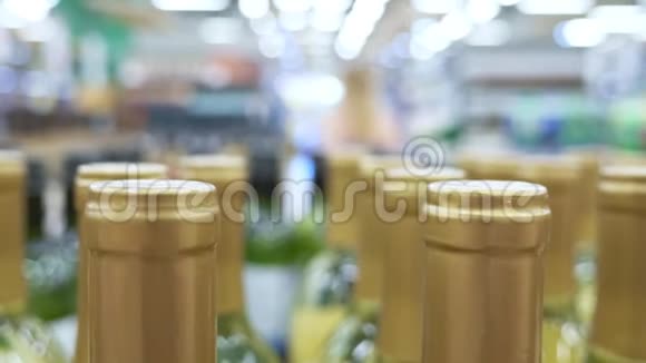 在锋利的酒精瓶里一家超市酒精系的模糊背景视频的预览图