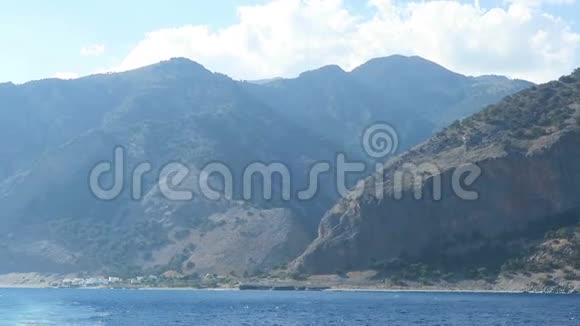 希腊克里特岛全景利比亚海侧群山乘船从撒玛利亚峡谷驶向卢特洛村视频的预览图