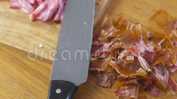 厨房桌子上的木板上的熏肠刀和果皮视频的预览图