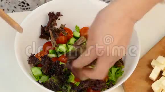 沙拉中的女人加入了剁椒和橄榄视频的预览图