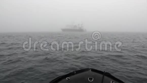 在斯瓦尔巴雪山背景下的北冰洋雾中航行视频的预览图