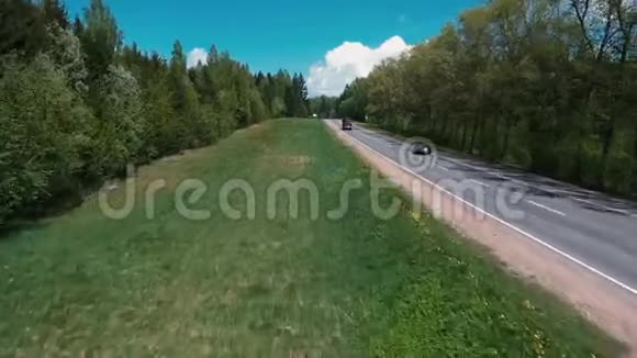 无人驾驶飞机飞过树间的道路看着车视频的预览图