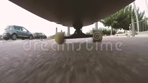 在滑板视野下滑板在街头滚动视频高清慢速运动视频的预览图