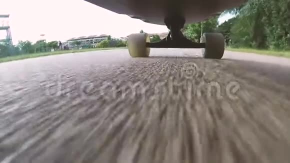 在滑板视野下滑板在街头滚动视频高清慢速运动视频的预览图