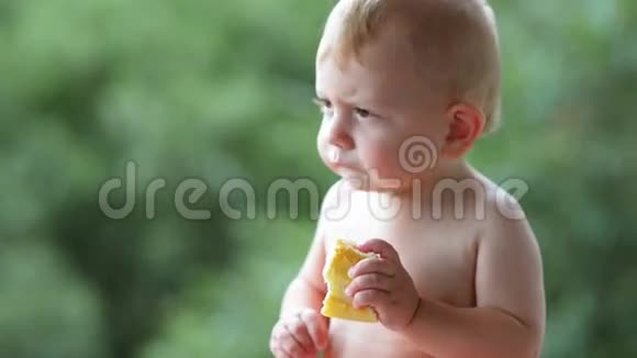 可爱的婴儿吃面包视频的预览图