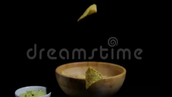 脆脆的玉米片正落在木棍里前景的辛辣鳄梨酱视频的预览图