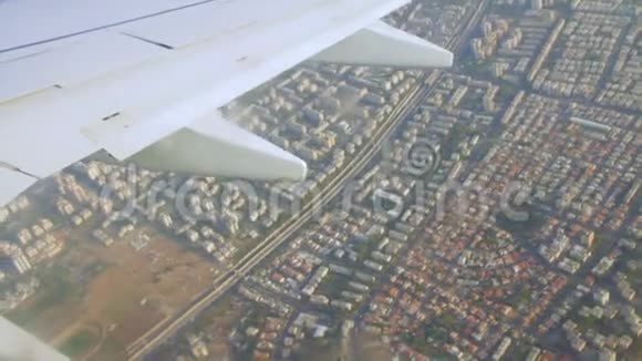 空中和陆地上的飞机机翼与特拉维夫的建筑视频的预览图