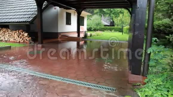 洪水期间房屋的移动场景视频的预览图