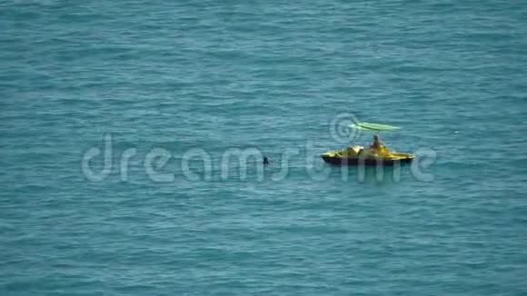 两个女孩正在一艘双体船上在海里游泳两个女孩在海里度假公海游泳视频的预览图