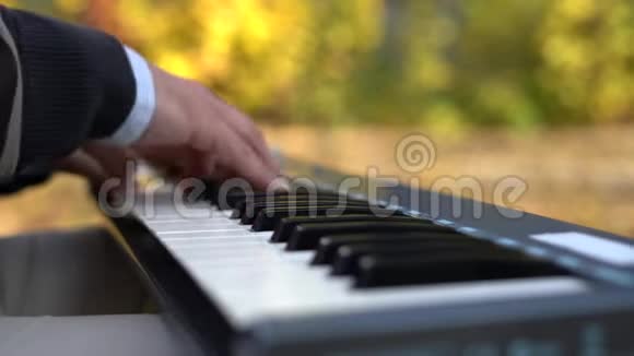钢琴家演奏钢琴的特写手视频的预览图