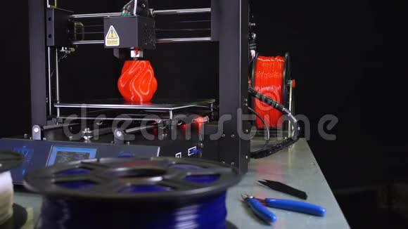 3D打印机打印红色花瓶黑色背景视频的预览图