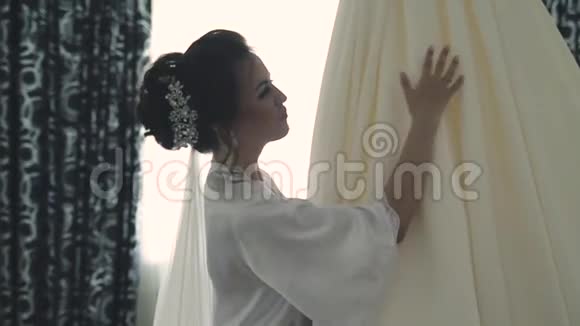 年轻美丽的新娘正在为婚礼做准备穿着婚纱旋转着视频的预览图