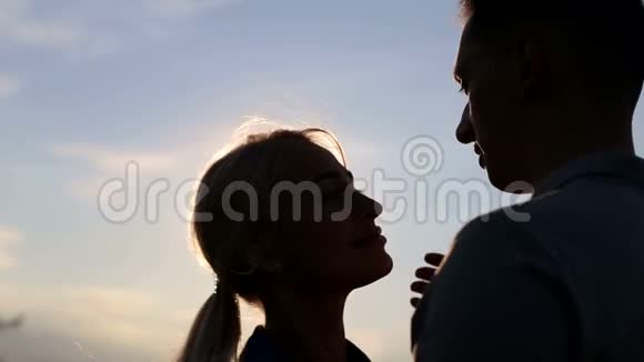 两个情人在天空背景上的剪影视频的预览图