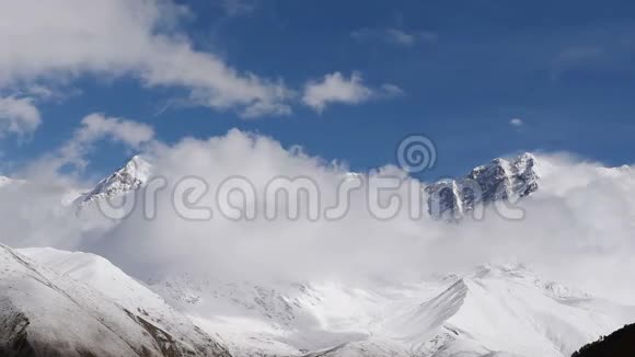 沿着俄罗斯的斯瓦涅季亚地区的什哈拉山在令人惊叹的旅游胜地上空漂浮着厚厚的云层视频的预览图