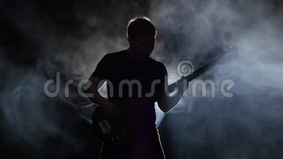 音乐人演奏中的低音吉他视频的预览图