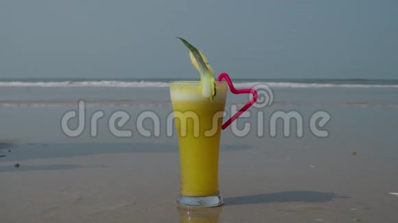 海滩上鲜榨的天然果汁4K视频的预览图