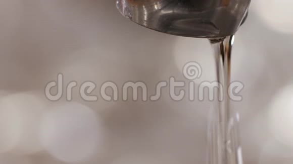 一宏观的滴水厨房龙头喷出视频的预览图