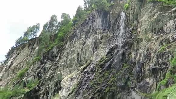 齐勒塔尔河谷景观瀑布和岩石上的野生溪流位于蒂罗尔的舍纳奇塔尔山谷奥地利视频的预览图