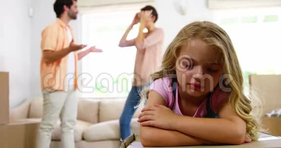 4小女孩因父母吵架而伤心视频的预览图