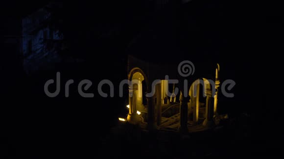 格鲁吉亚第比利斯的老教堂带钟的塔景视频的预览图