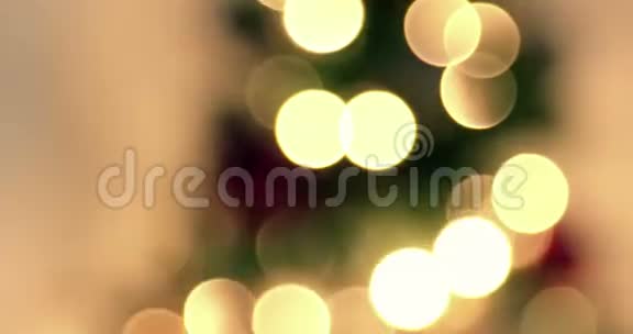 金色的抽象物闪烁模糊的圣诞树灯光在金色温暖的背景下节日的节日视频的预览图