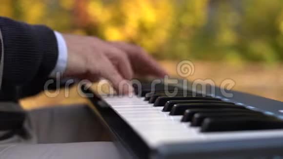 钢琴男手特写男子播放合成器键盘视频的预览图