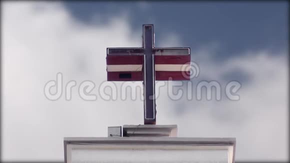 十字架微妙的蓝天掠过云彩白天的效果视频的预览图