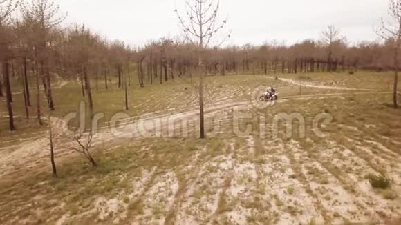 空中无人驾驶飞机拍摄的一辆内陆摩托车视频的预览图