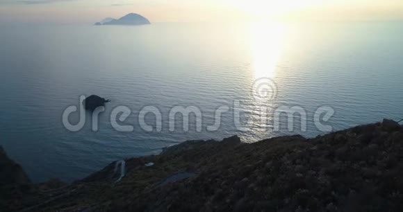 在日落或日出时发现与远岛的地中海海景自然户外旅行视频的预览图