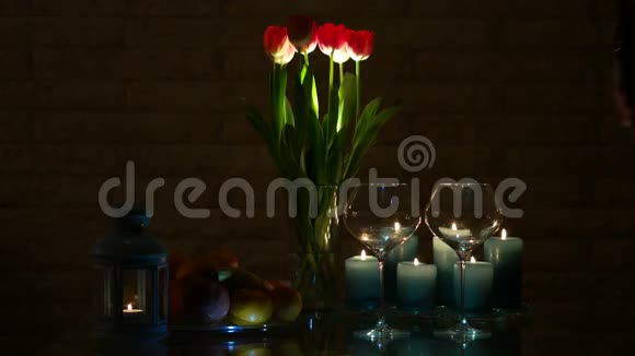 一份浪漫的烛光晚餐视频的预览图