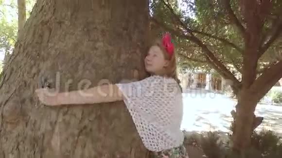 热爱自然的白人女孩拥抱一棵老梧桐普希金庄园古尔祖夫克里米亚视频的预览图
