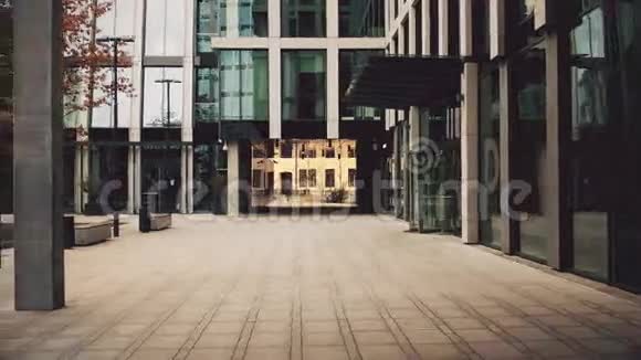 捷克共和国布拉格2016年12月3日4Kstealicam拍摄的现代昂贵的商业中心办公大楼视频的预览图