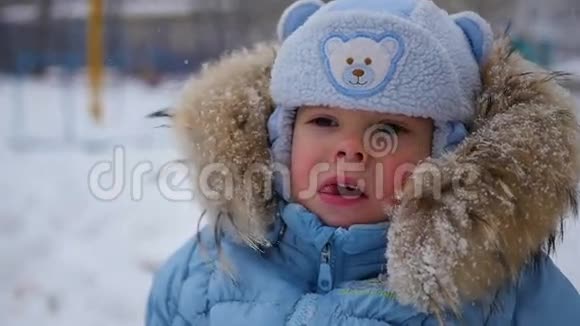 一个快乐的小朋友在公园里看雪花视频的预览图