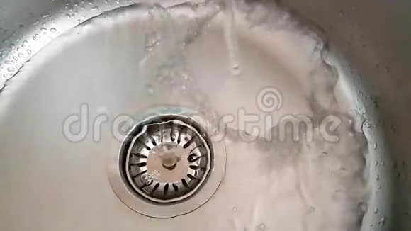 厨房水槽特写缓慢流动的水浇灌视频的预览图
