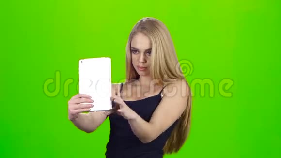 使用平板电脑前摄像头拍摄自拍金发女郎视频的预览图