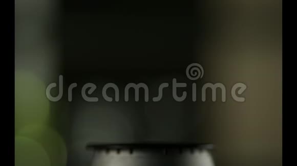 绿色西兰花是用蒸汽在不锈钢蒸笼中煮熟的慢动作很漂亮的摄影棚慢动作照相机视频的预览图