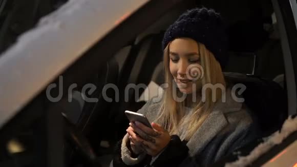 一个女孩坐在车里打电话视频的预览图