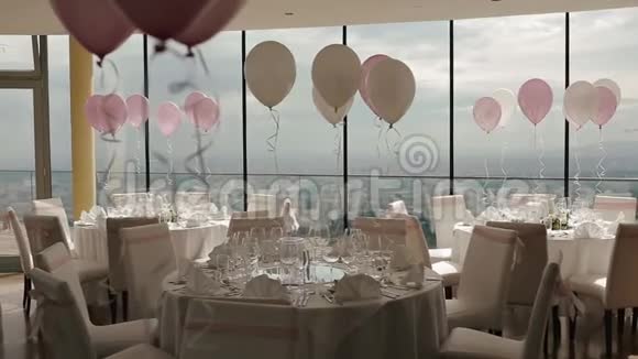 漂亮的婚礼大厅装饰着气球丝带和鲜花视频的预览图