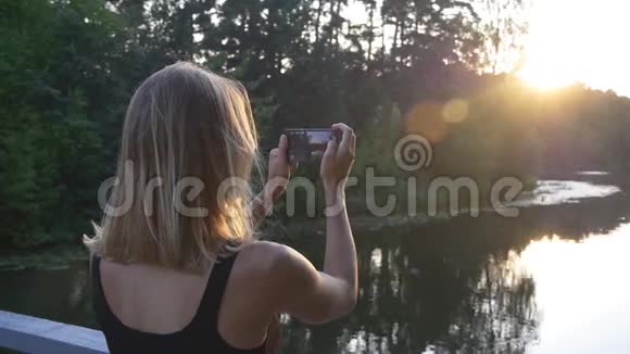 留着白发的女孩在手机上拍照视频的预览图