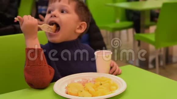 孩子在美食场咖啡馆吃晚饭视频的预览图