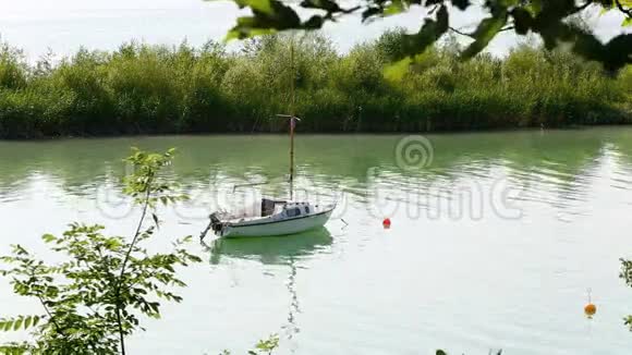 湖边的小帆船视频的预览图