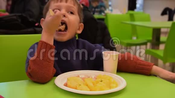 儿童在美食场咖啡厅用餐视频的预览图