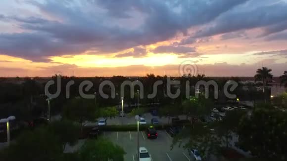 日落时的无人机升空视频的预览图
