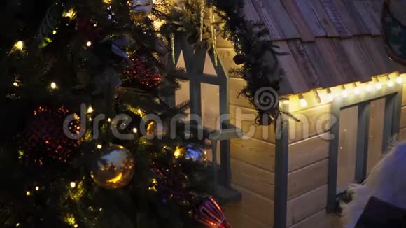 圣诞节装饰的漂亮房子是关于圣诞树的视频的预览图