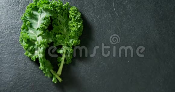 黑背景4k绿叶蔬菜视频的预览图