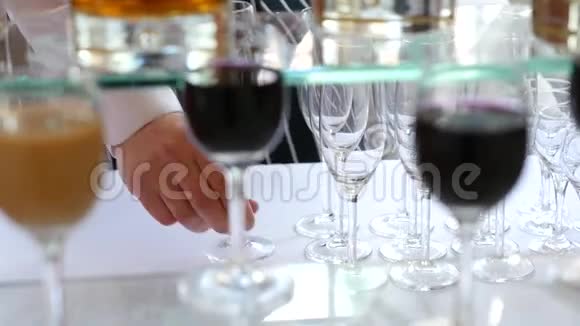 桌子上有红酒和其他酒精的玻璃杯背景视频的预览图